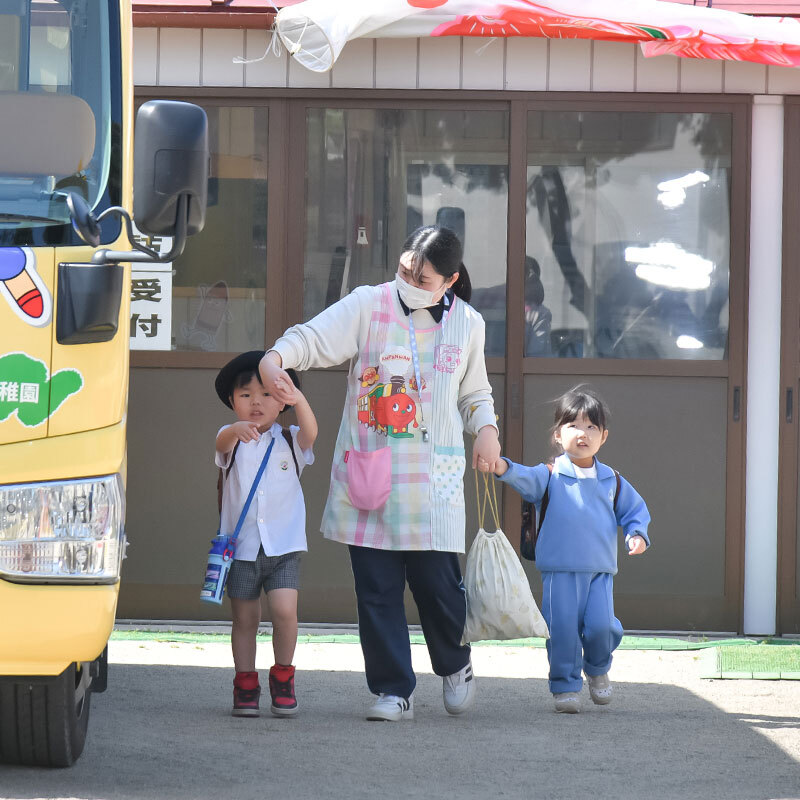 子どもたちに寄り添う様子