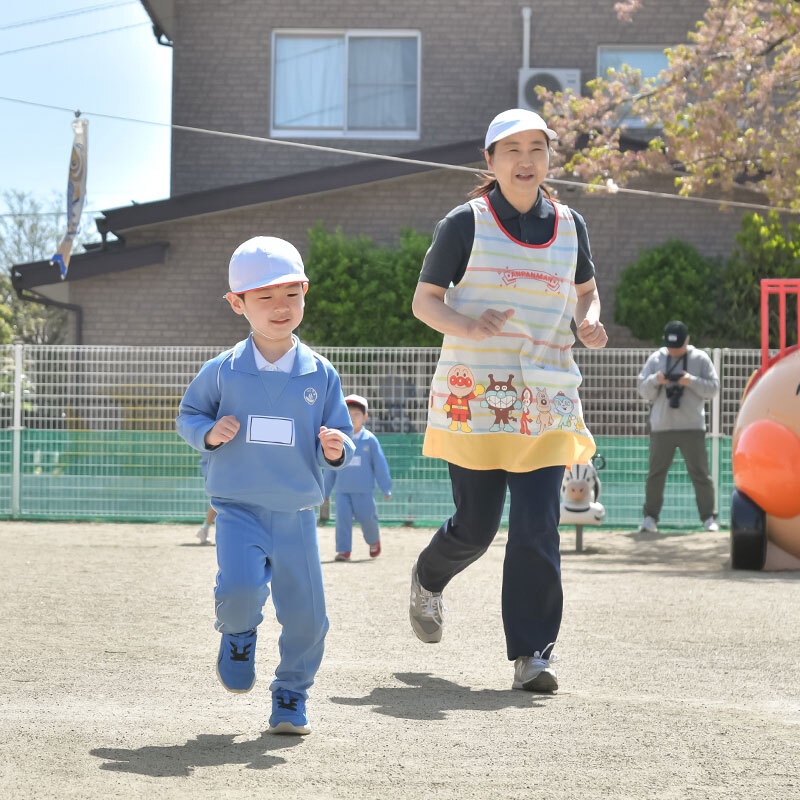 子どもたちに寄り添う様子